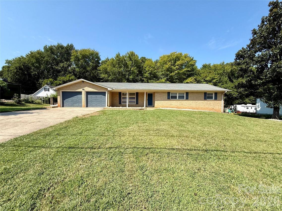 213 Lakeview Dr., Harrisburg, NC 28075