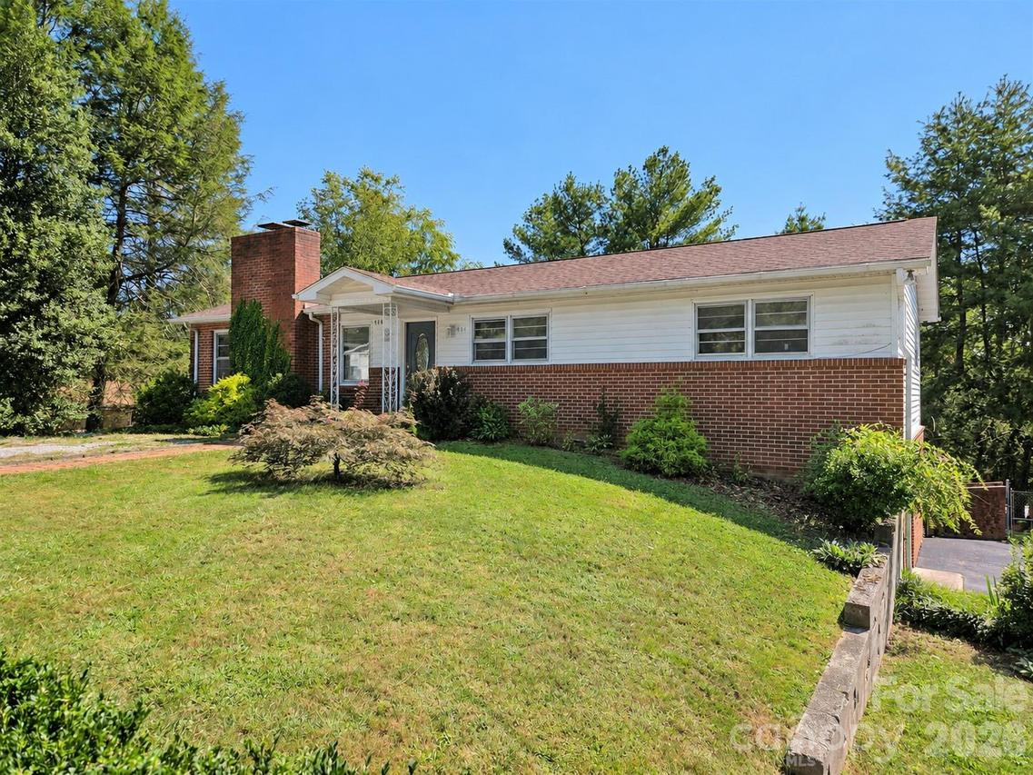 414 Heather Cir., Hendersonville, NC 28739