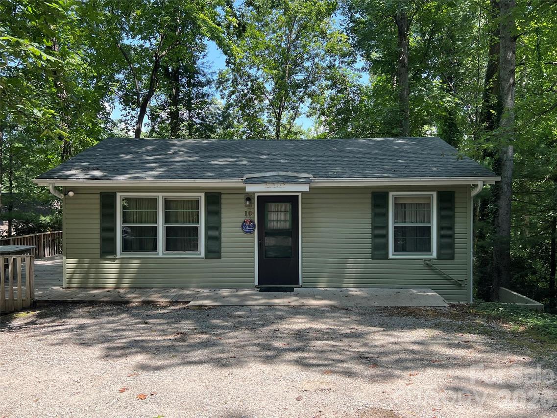 10 Hopewell Ln., Flat Rock, NC 28731