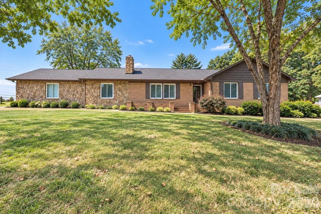 1953 Crestdale Ln., Newton, NC 28658