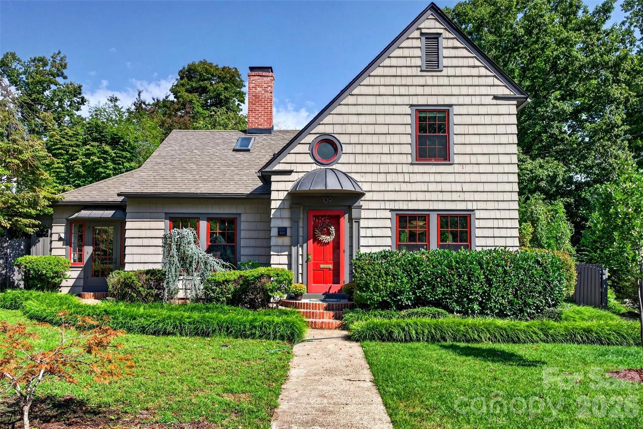 109 1st St., Black Mountain, NC 28711
