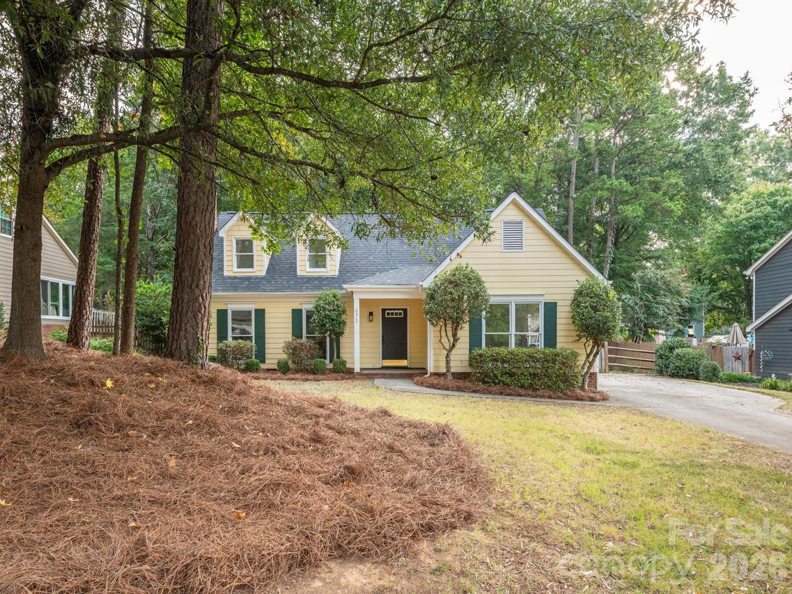 2612 Heathershire Ln., Matthews, NC 28105