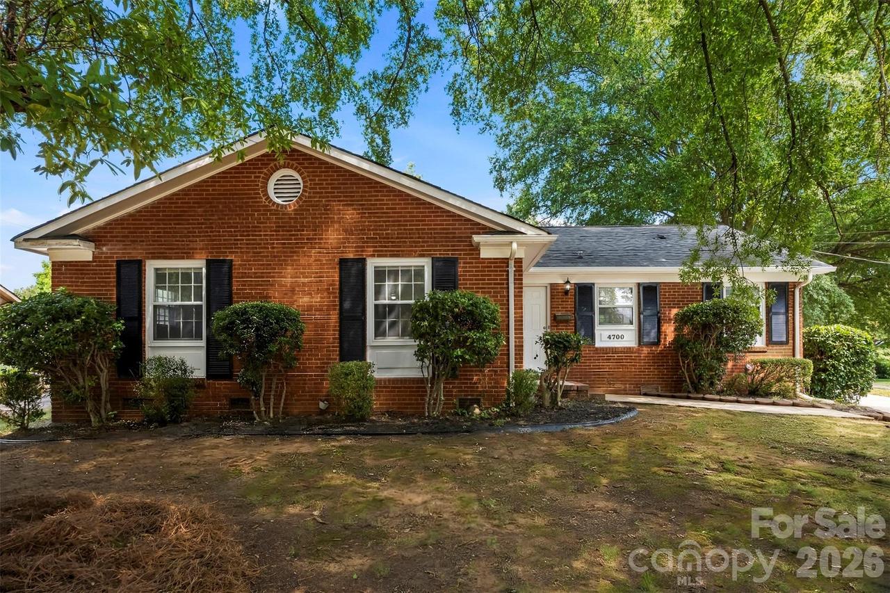 4700 Woodway Pl., Charlotte, NC 28208