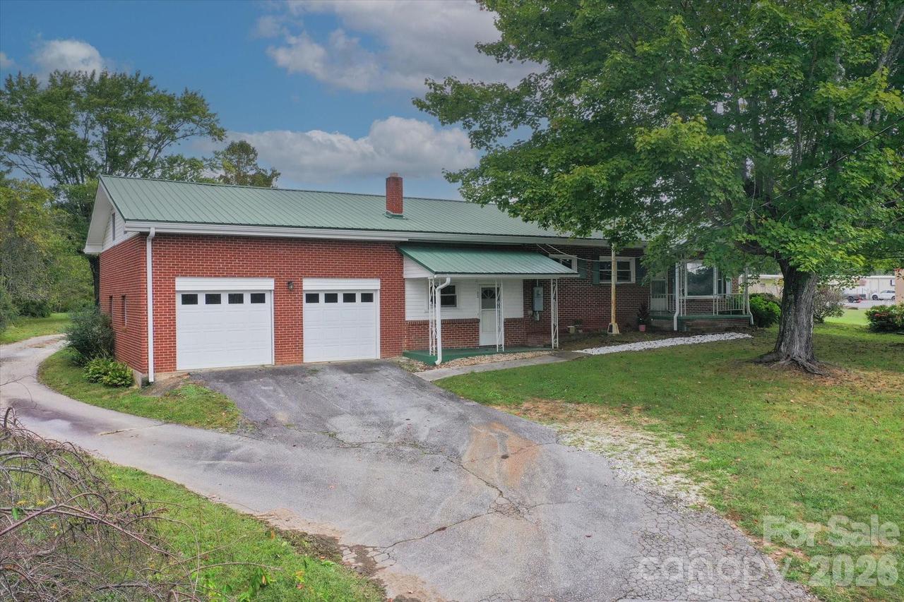 22 Madrid Ln., Hendersonville, NC 28792