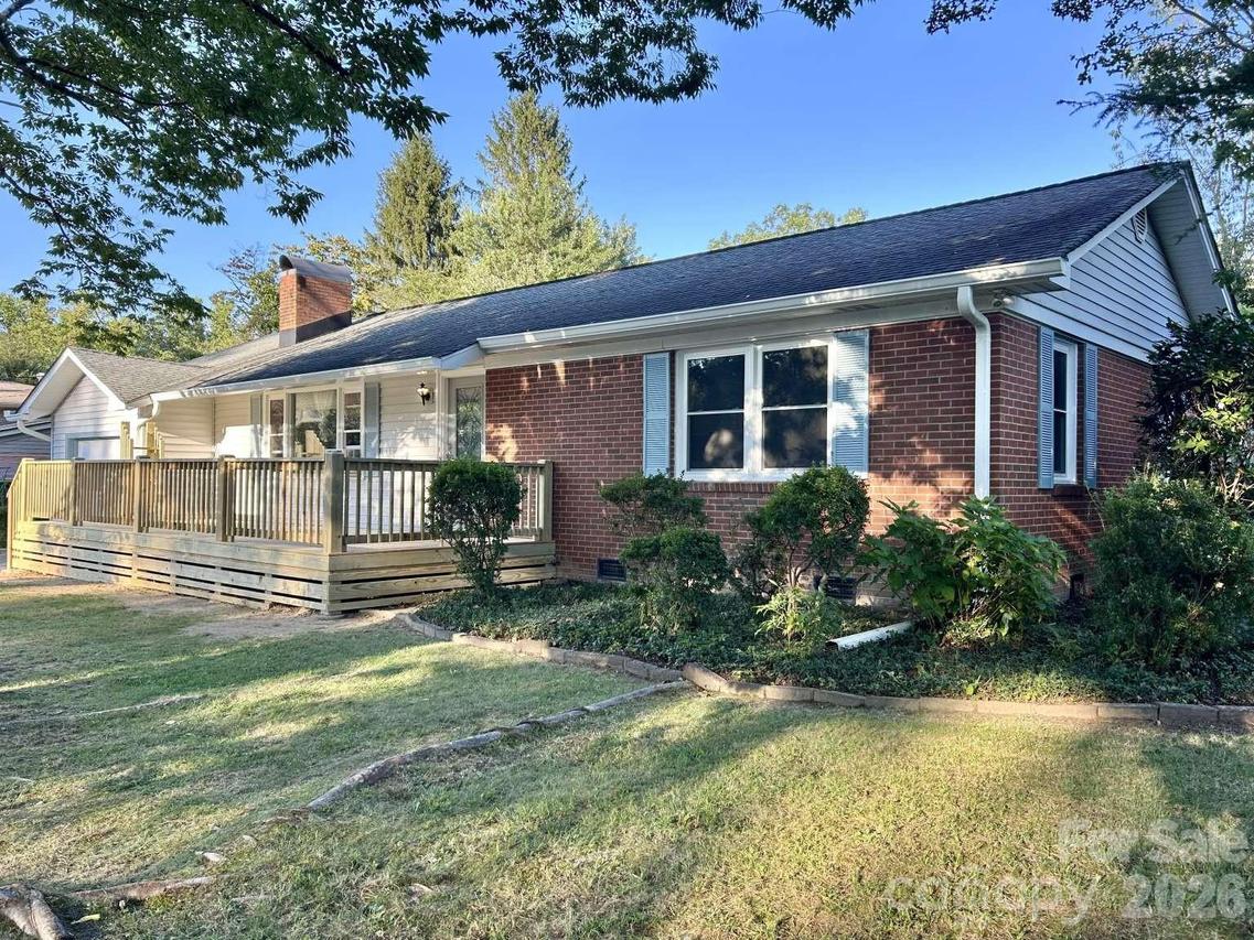 1225 Pinebrook Cir., Hendersonville, NC 28739