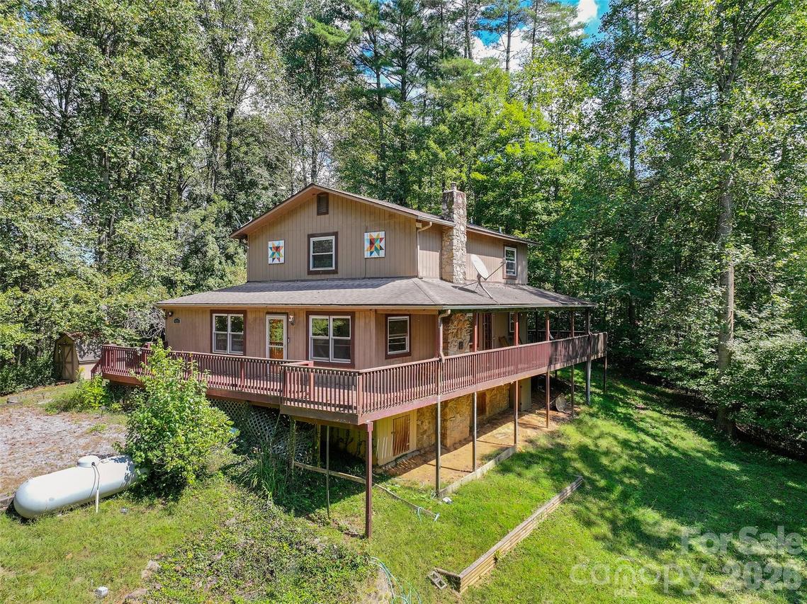 885 Rustic Heights Rd., Waynesville, NC 28785
