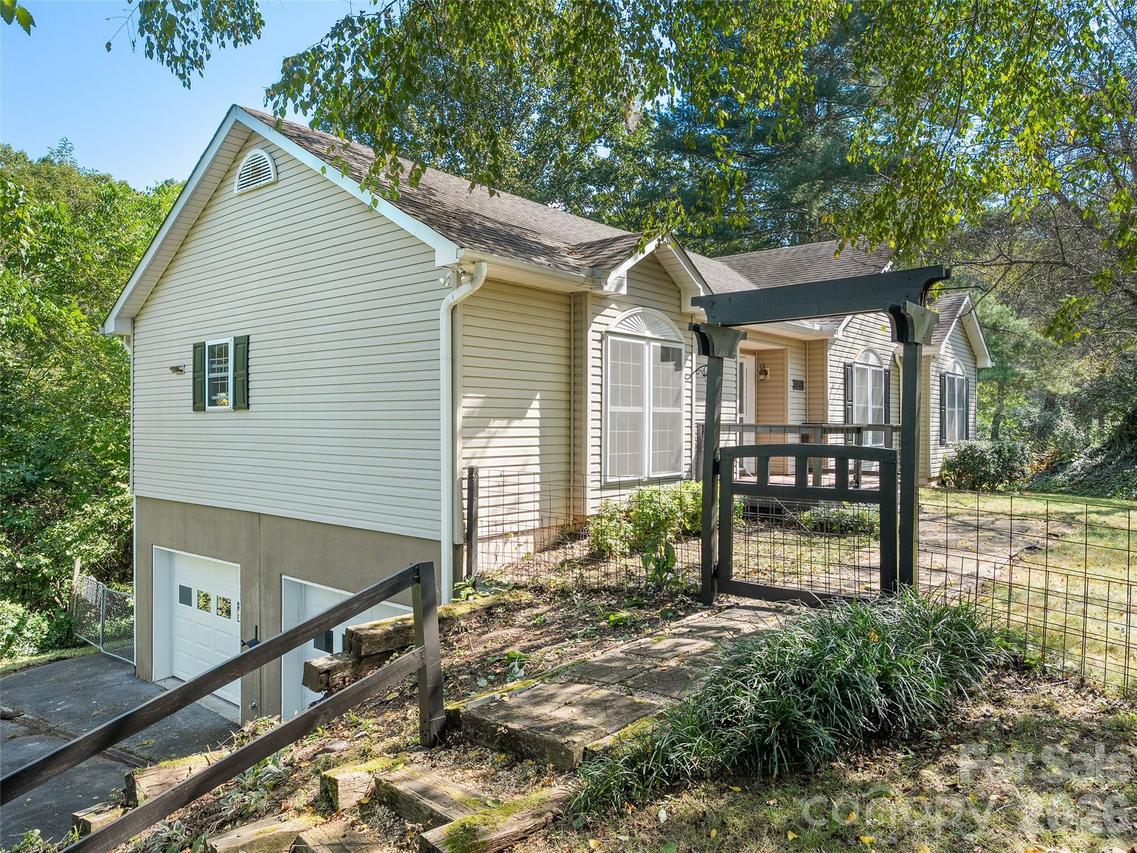 126 Ridgeline Rd., Clyde, NC 28721