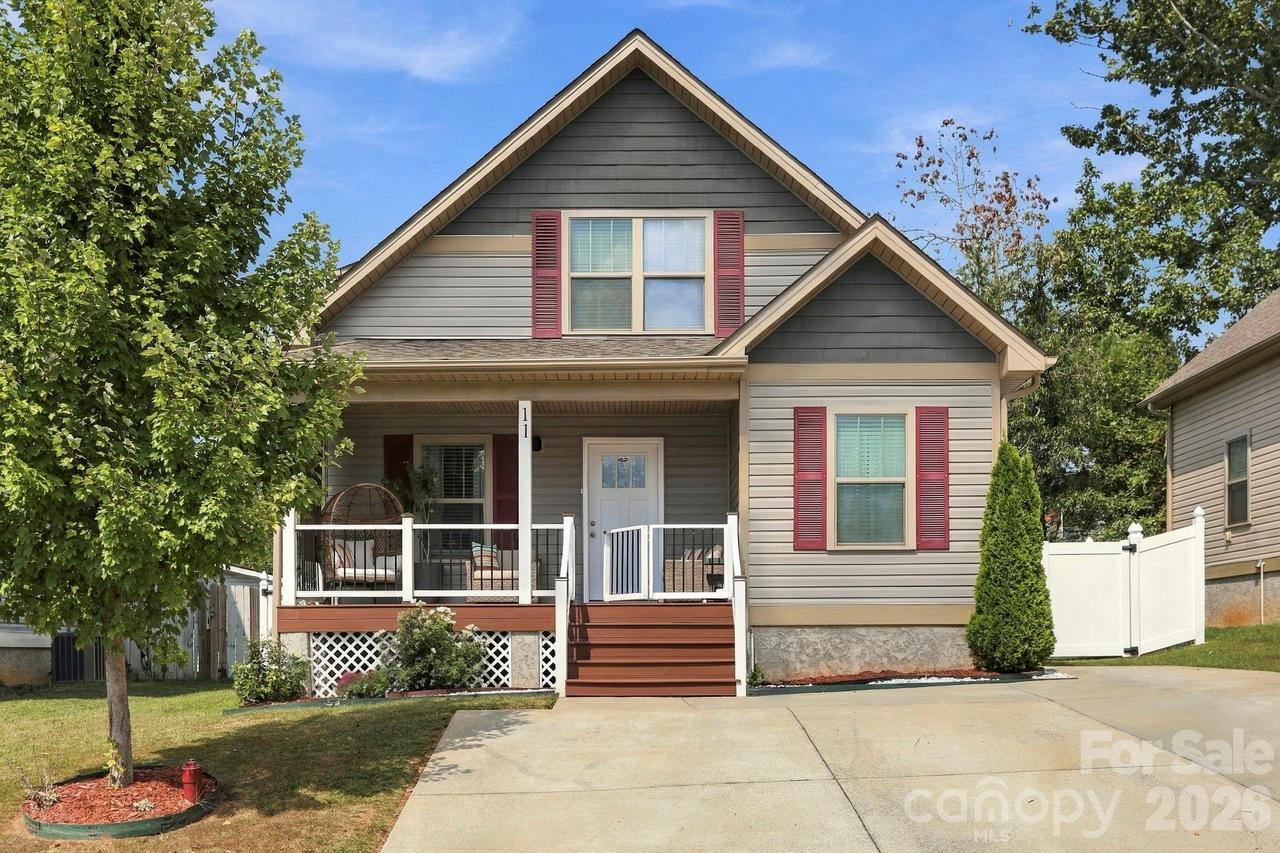 11 Yarrow Meadow Rd., Weaverville, NC 28787