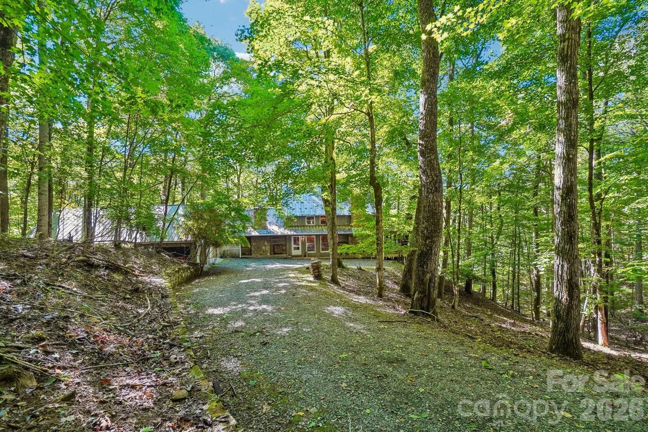 624 Fox Den Rd., Mars Hill, NC 28754