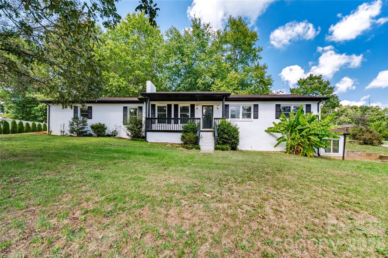 2537 Brentwood Cir., Lenoir, NC 28645