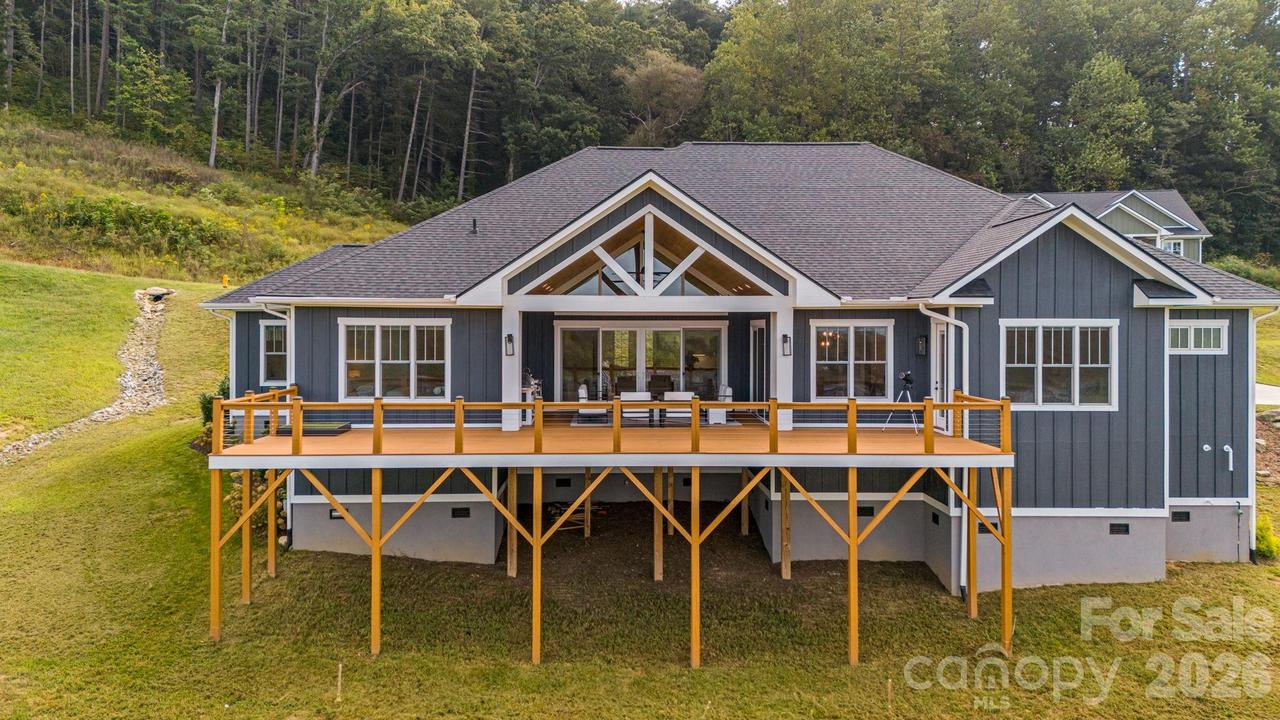 297 Maple Knoll Dr., Hendersonville, NC 28792