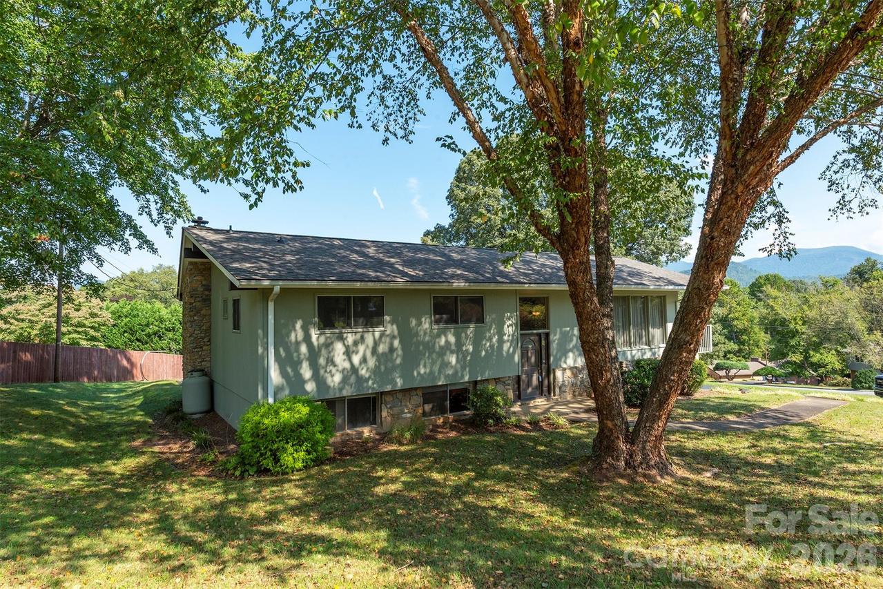 127 College Cir., Swannanoa, NC 28778