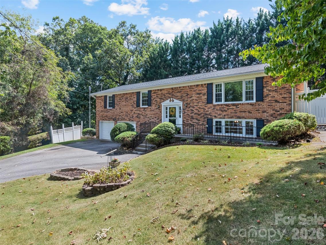 11 Crestwood Ln., Candler, NC 28715