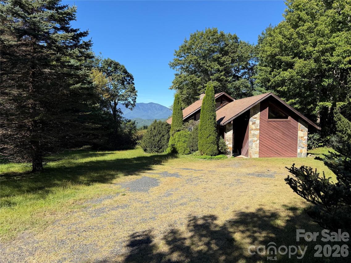 697 Grassy Mountain Rd., Little Switzerland, NC 28749
