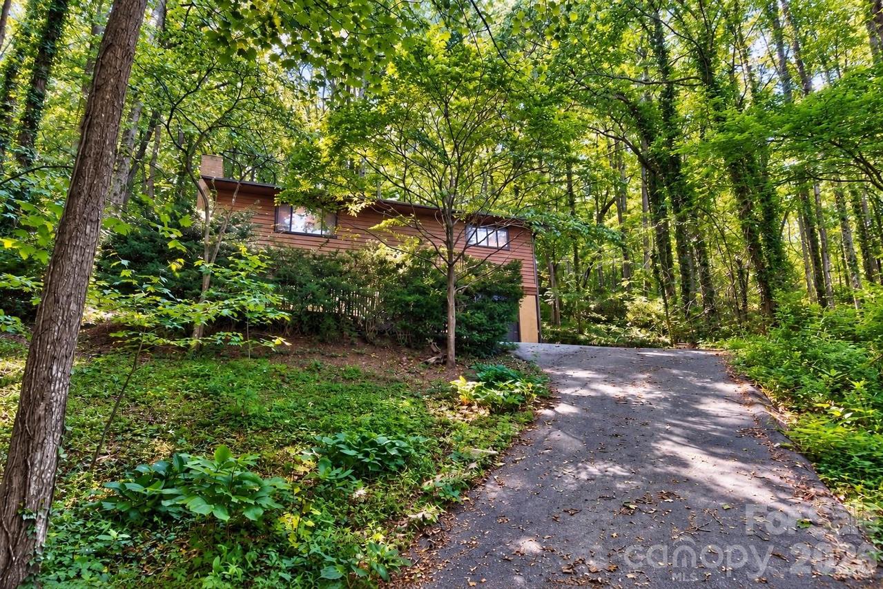 8 Shadywood Cir., Asheville, NC 28803