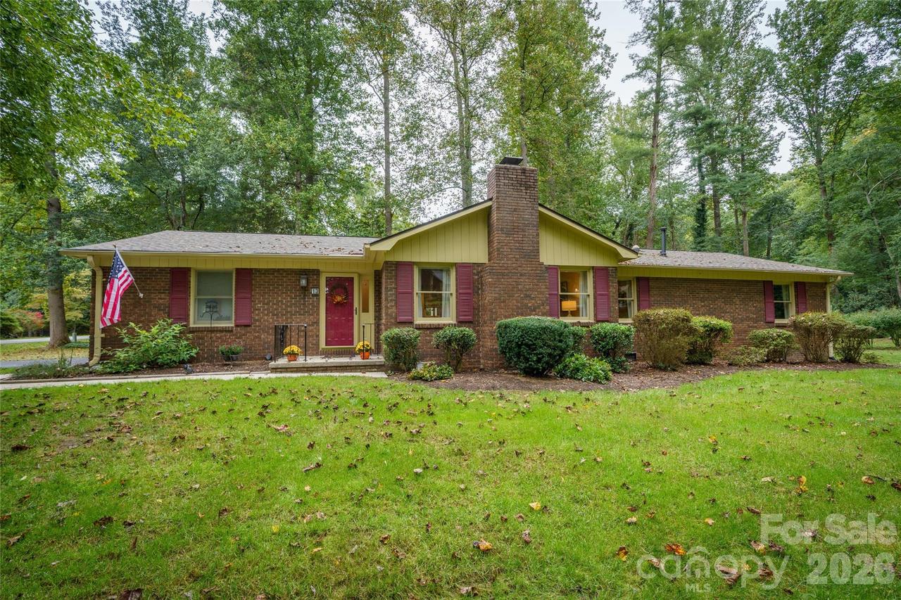 13 Foxhorn Ct., Hendersonville, NC 28791