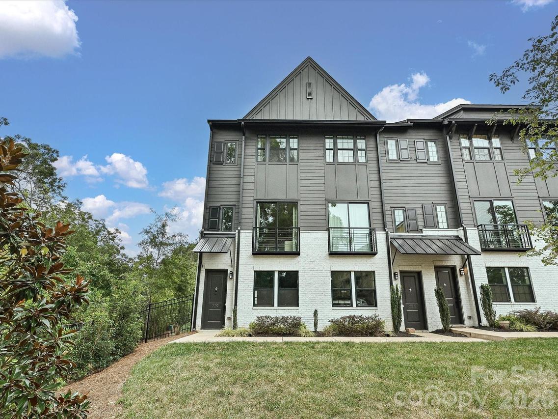 229 Sutton Park Ln., Charlotte, NC 28211