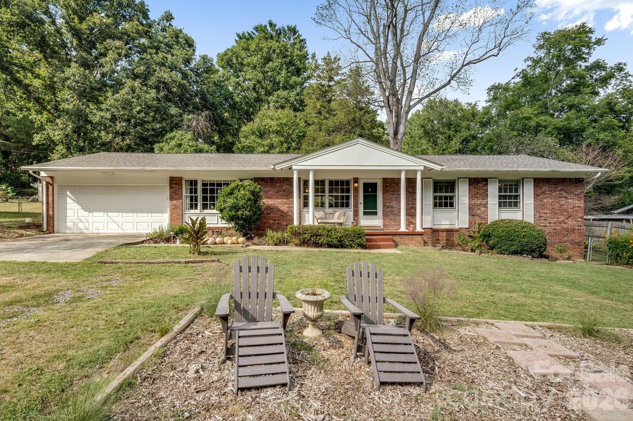 5 W Maple Dr., Asheville, NC 28805