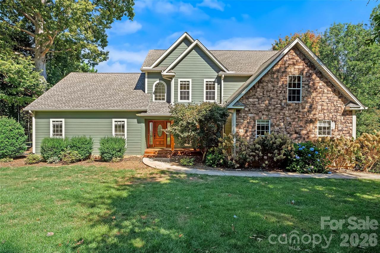 107 Berry Hill Dr., Hendersonville, NC 28791