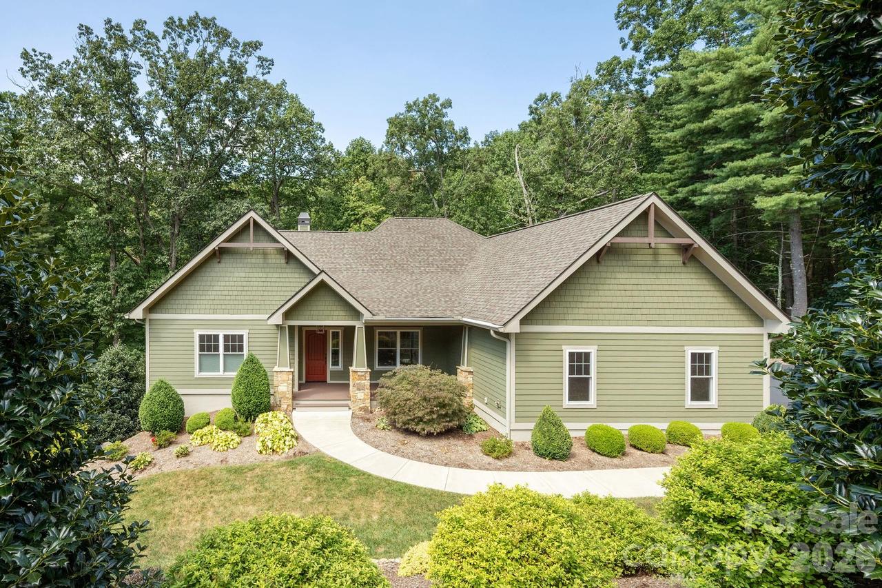 8 Manorwood Ct., Flat Rock, NC 28731