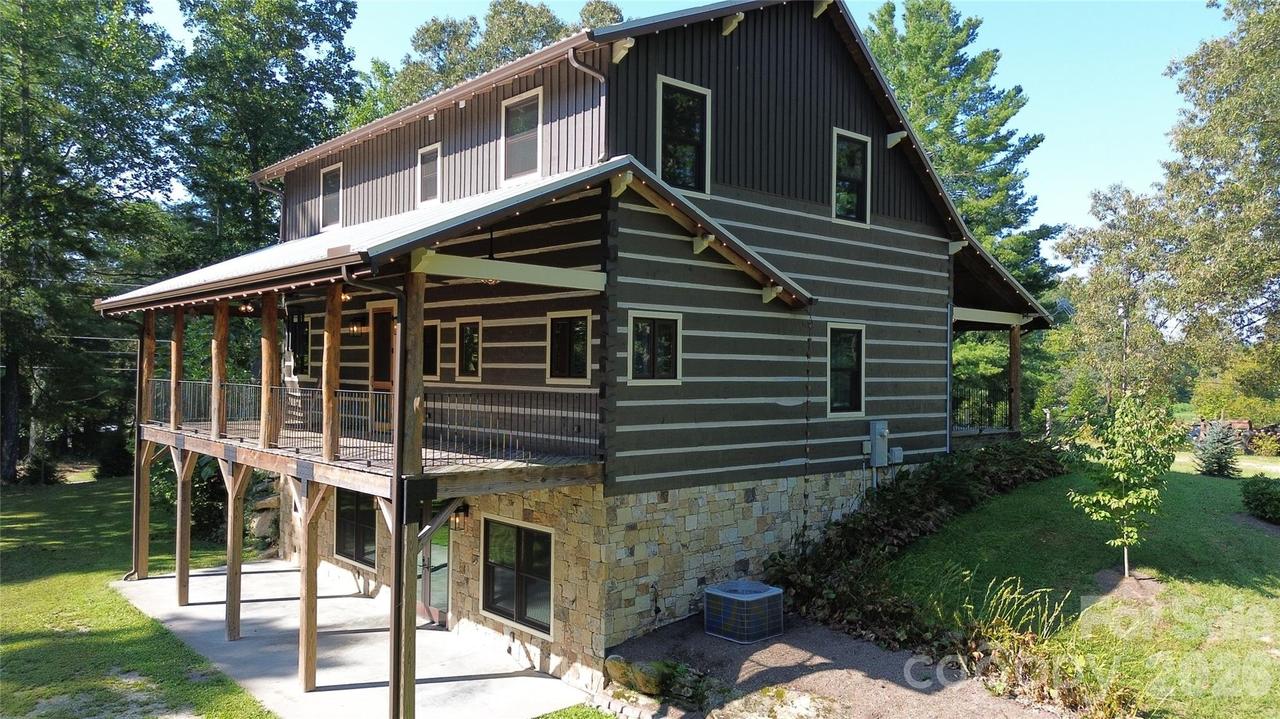 10 Black Bear Valley Dr., Hendersonville, NC 28792