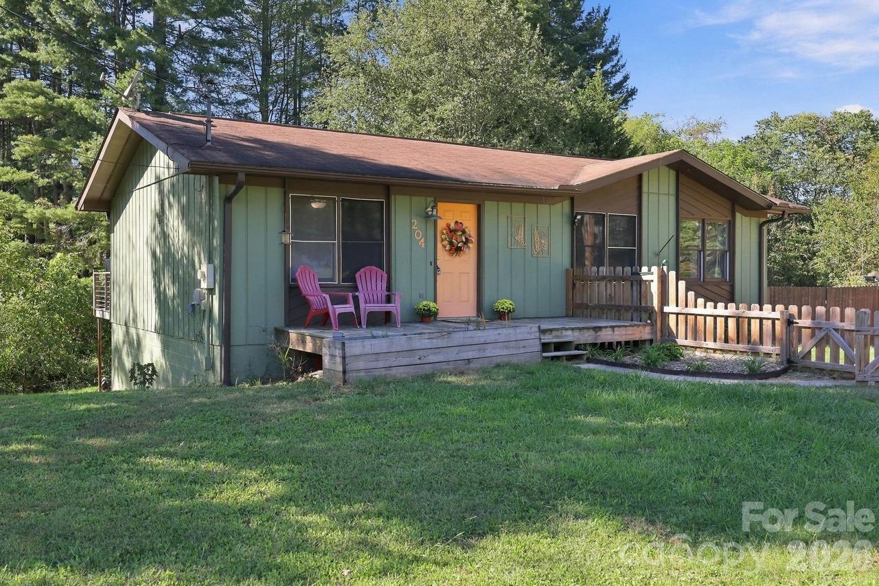 204 Oakdale Rd., Waynesville, NC 28786