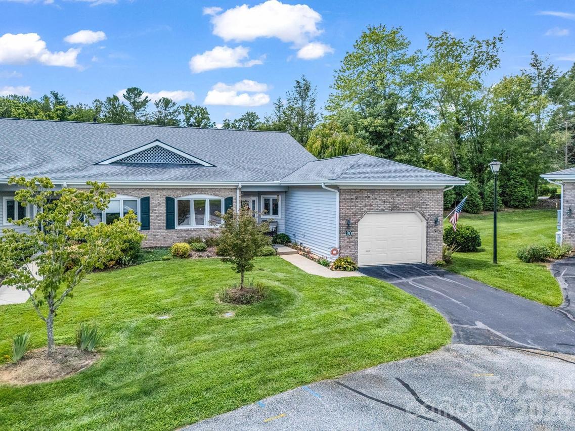 20 Country Meadows Ln., Hendersonville, NC 28792