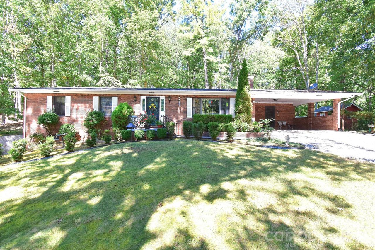 39 Maynard Rd., Candler, NC 28715