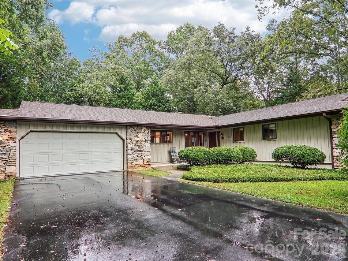 126 Brandon Rd., Hendersonville, NC 28739