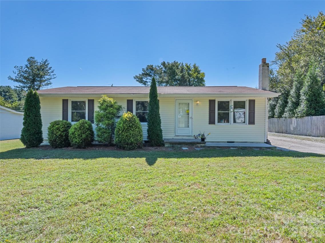 1188 Eastbrook Dr., Hendersonville, NC 28720