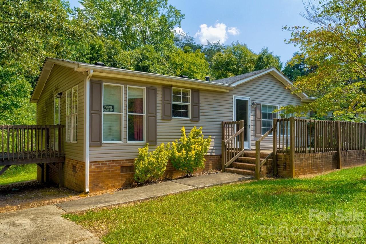 1233 Forest Ridge Dr., Bessemer City, NC 28016