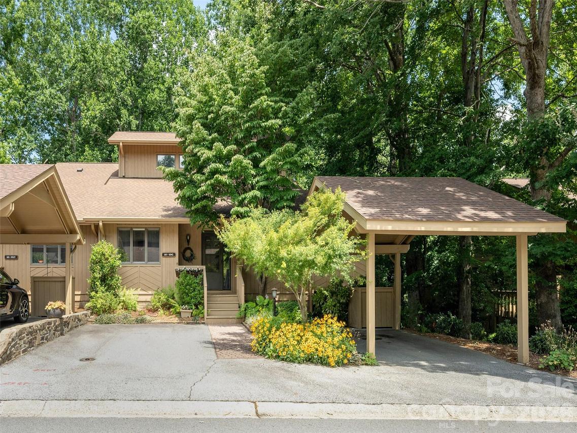 601 Red Oak Dr., Hendersonville, NC 28791