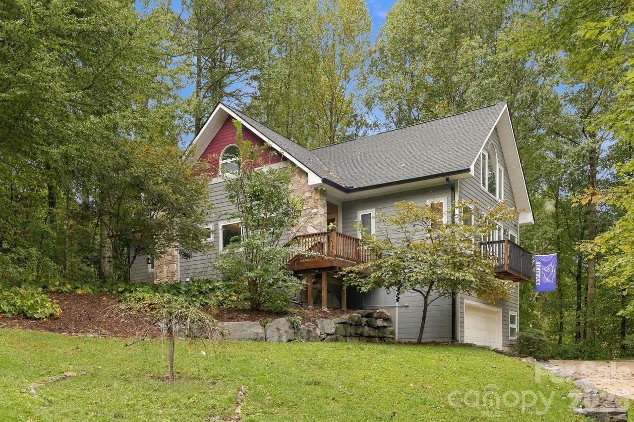 176 Sweetwater Hills Dr., Hendersonville, NC 28791