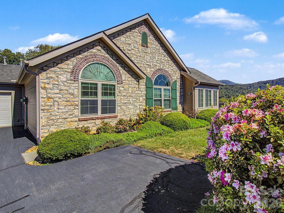 58 Outlook Cir., Swannanoa, NC 28778