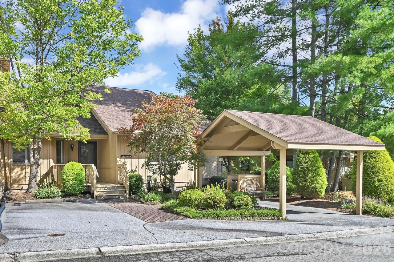 901 Red Oak Dr., Hendersonville, NC 28791