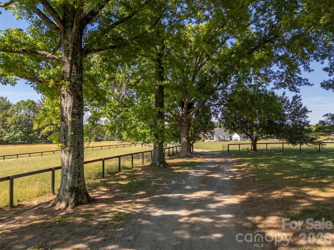 161 Breezy Hill Ln., Columbus, NC 28722