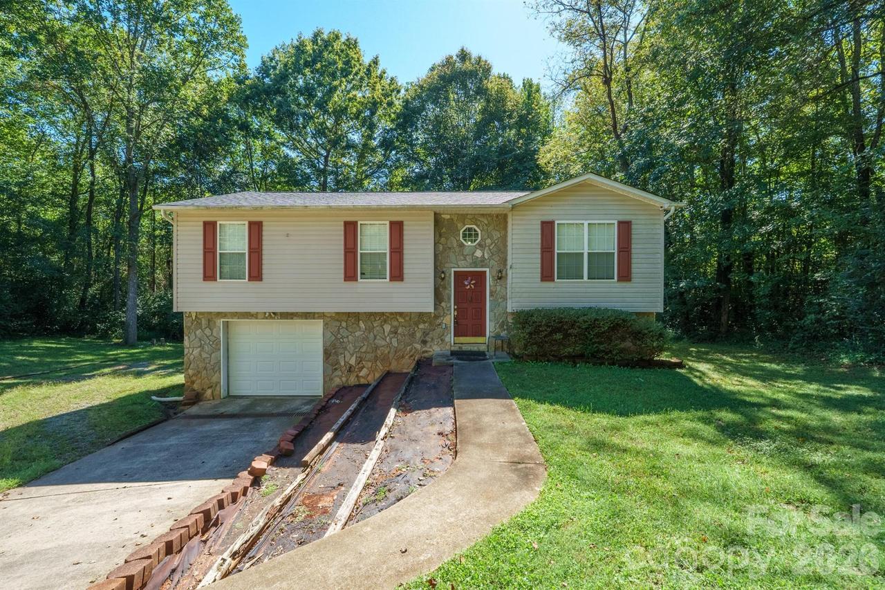 3234 Smokey Ln., Lenoir, NC 28645