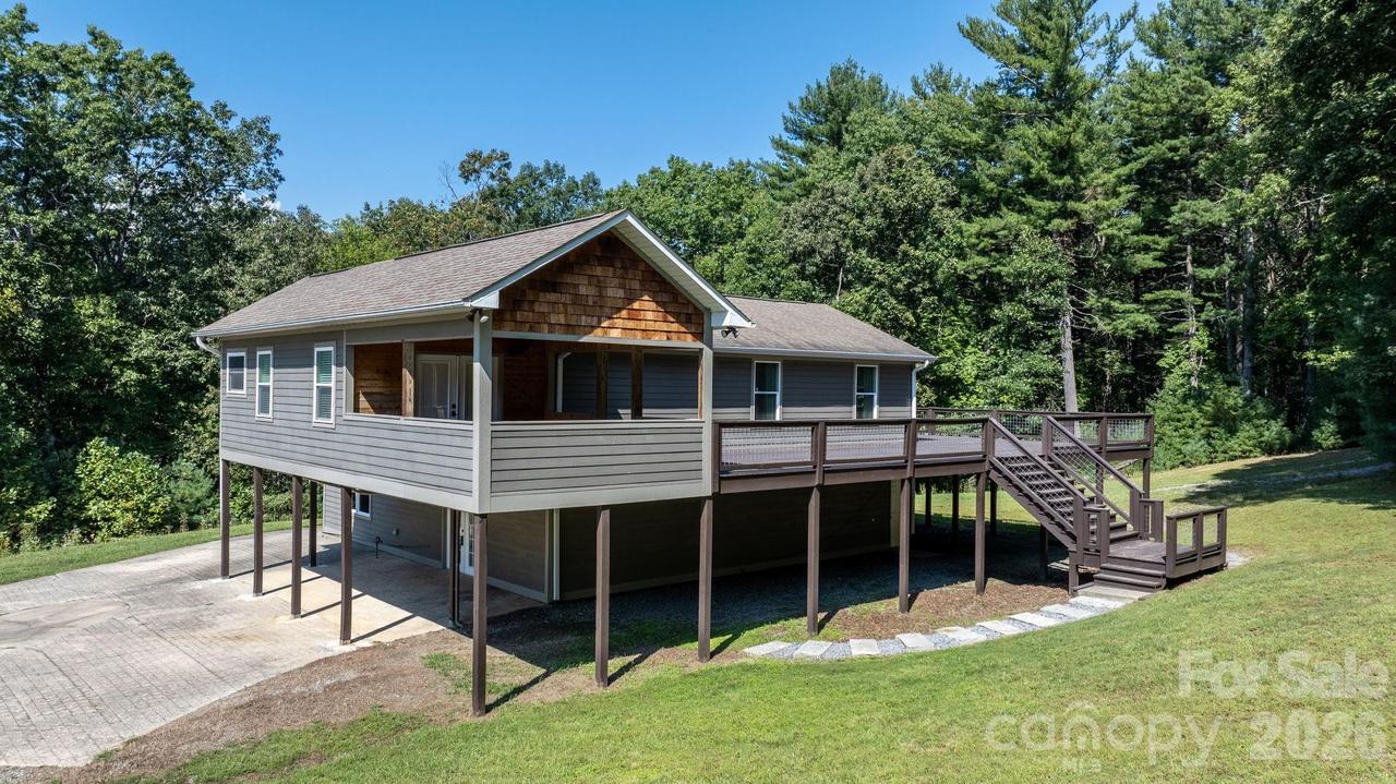 80 Hidden Bluff Ln., Horse Shoe, NC 28742