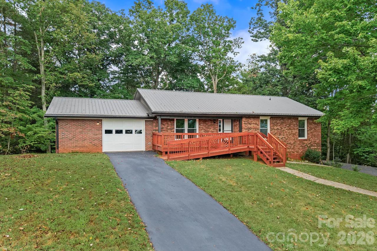 431 Pine Ridge Rd., Mars Hill, NC 28754
