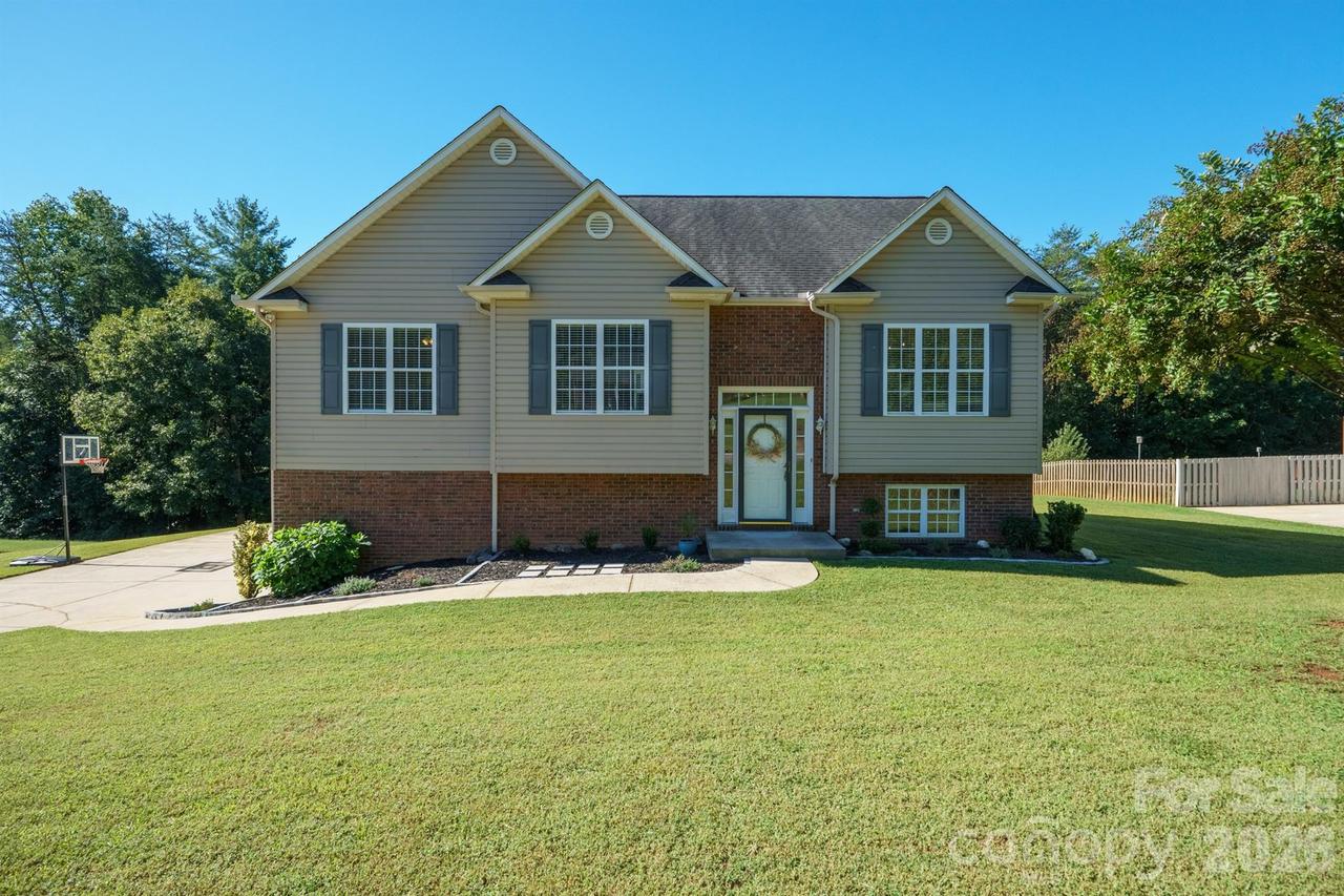 9530 Driftwood Ct., Hickory, NC 28601