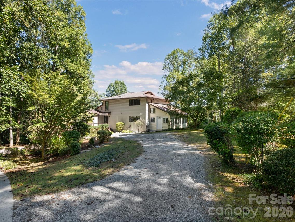 623 Owensby Rd., Hendersonville, NC 28792