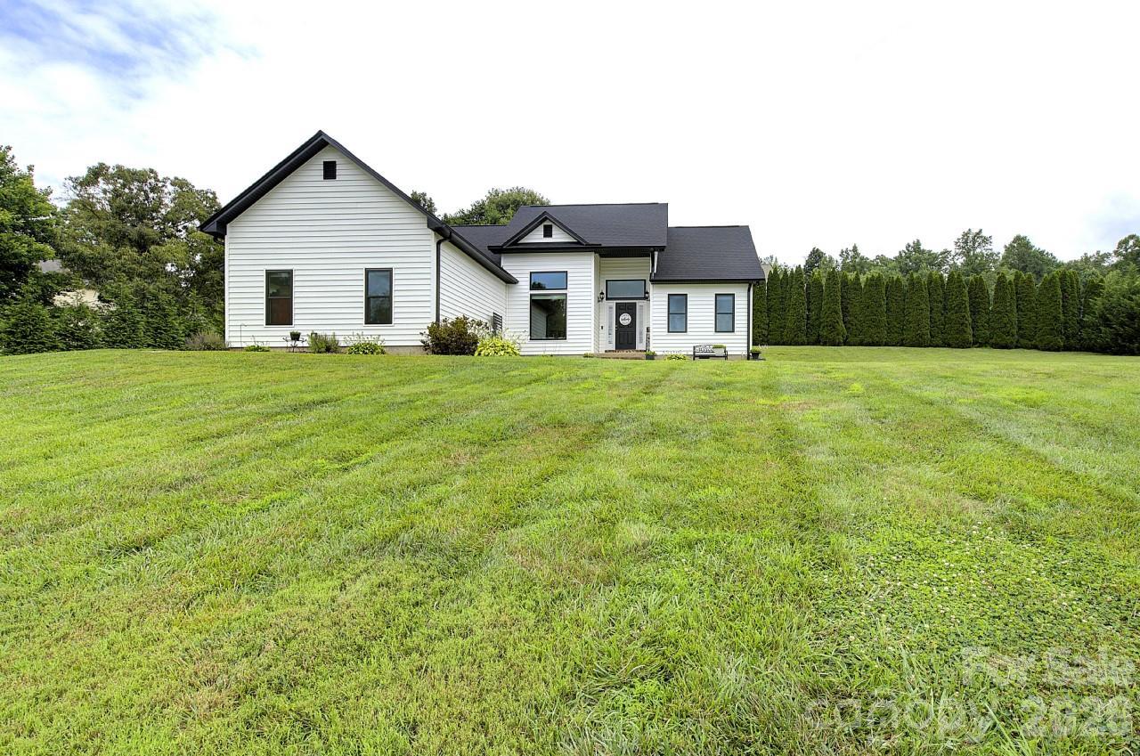 60 Golden Ln., Leicester, NC 28748