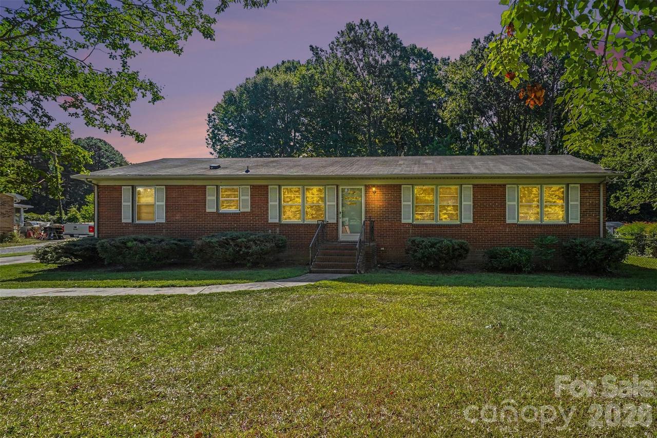 1204 Vickie Ln., Matthews, NC 28104