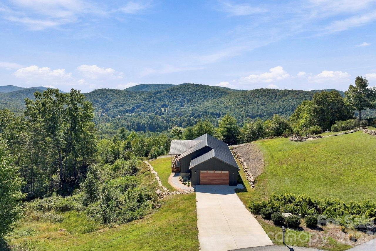 669 Crystal Heights Dr., Hendersonville, NC 28739