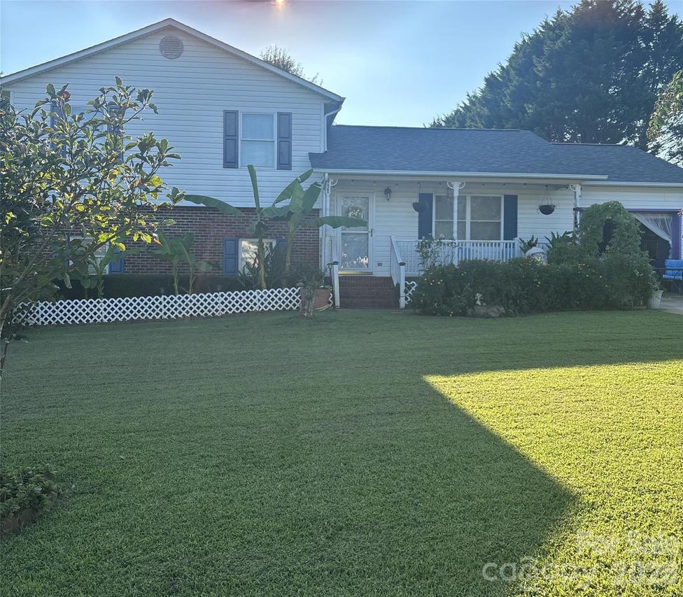 938 Lyndsey Brooke Ct., Lincolnton, NC 28092