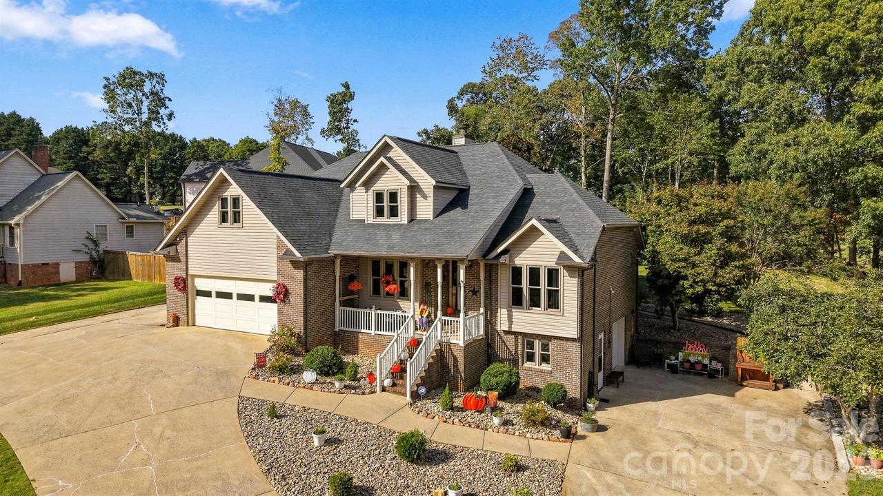 3645 Wandering Ln., Hickory, NC 28601