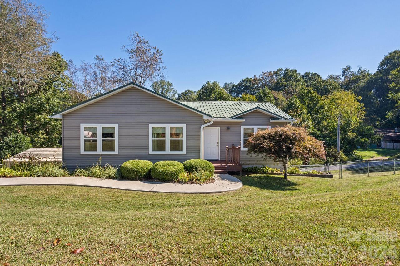 74 Ridgeline Rd., Clyde, NC 28721