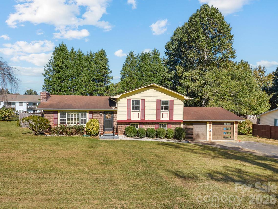 87 Underhill Rd., Hendersonville, NC 28792