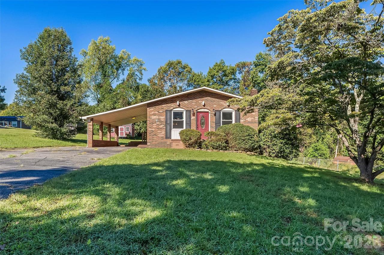 2480 Raintree St., Connelly Springs, NC 28612