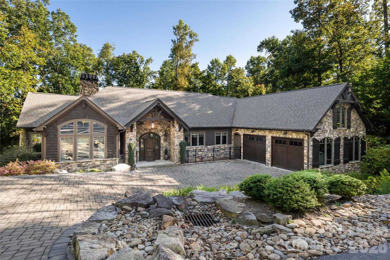 2 Cherokee Orchard Ct., Fairview, NC 28730